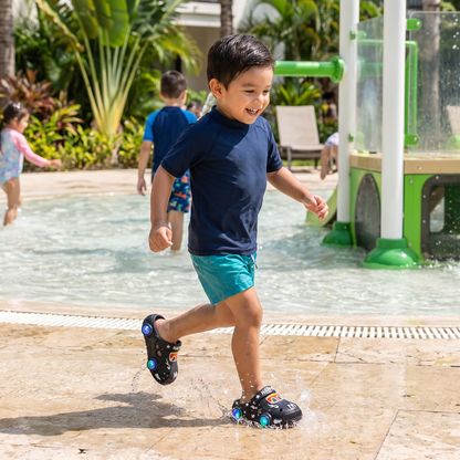 Sandalias infantiles luminosas con diseño de auto – chanclas de baño con suela antideslizante