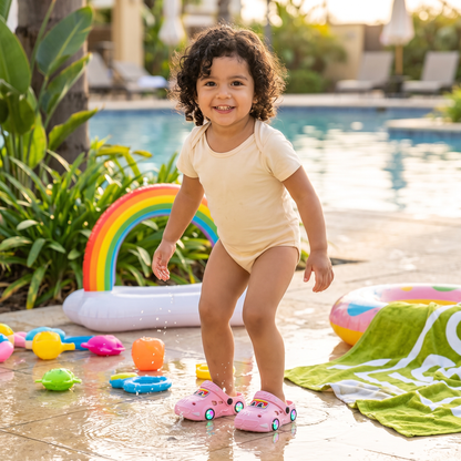 Sandalias infantiles luminosas con diseño de auto – chanclas de baño con suela antideslizante